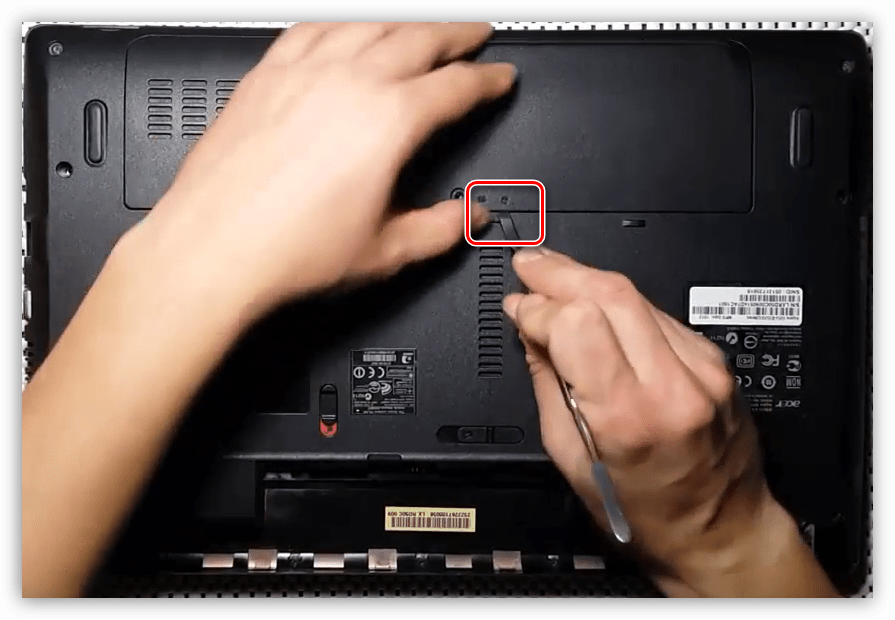 Снятие крышки отсека для диска и памяти на ноутбуке Acer Aspire 5253