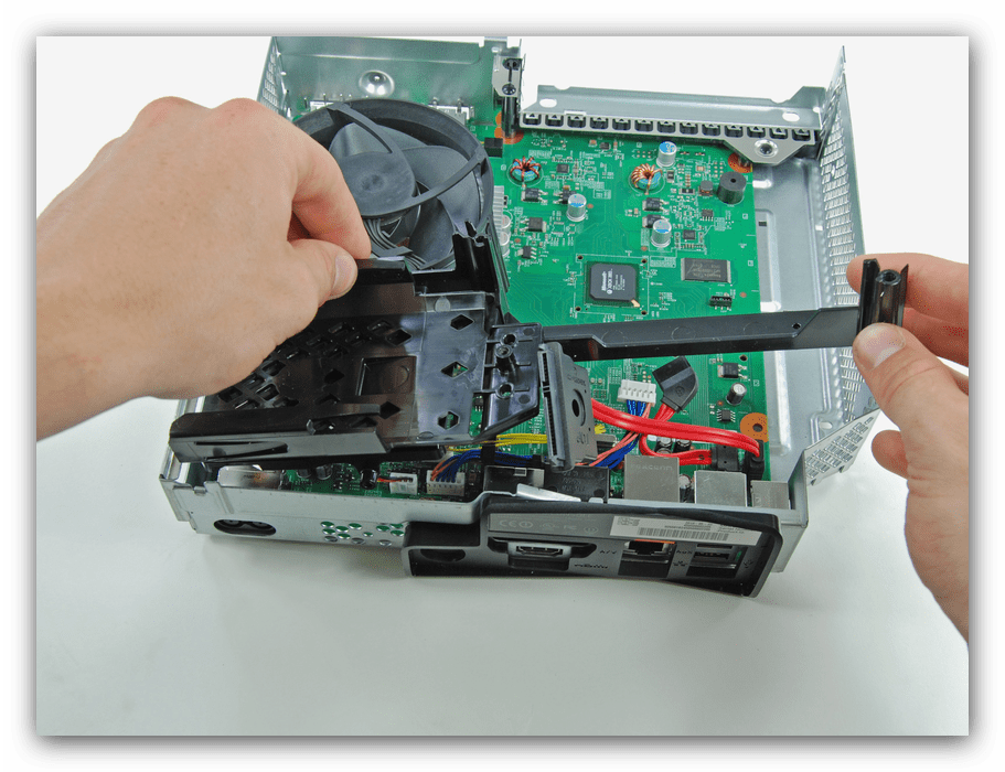 Извлечение крепления HDD Xbox 360 Slim во время разборки