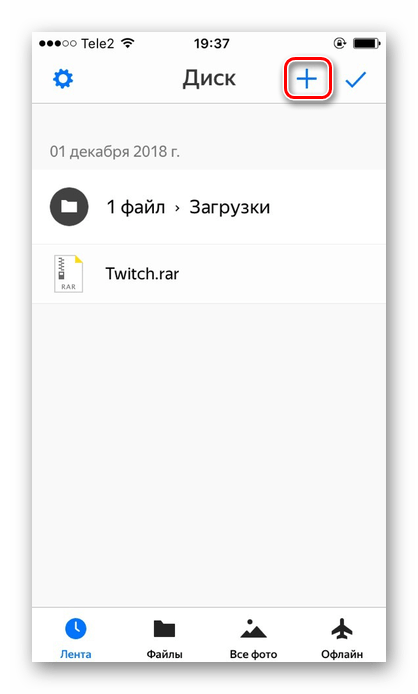 Нажатие на значок плюса для загрузки новых файлов в облачное хранилище Яндекс.Диск на iPhone