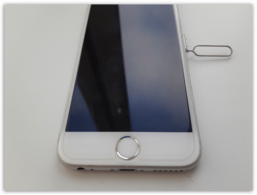Открытие слота для сим-карты iPhone с помощью скрепки