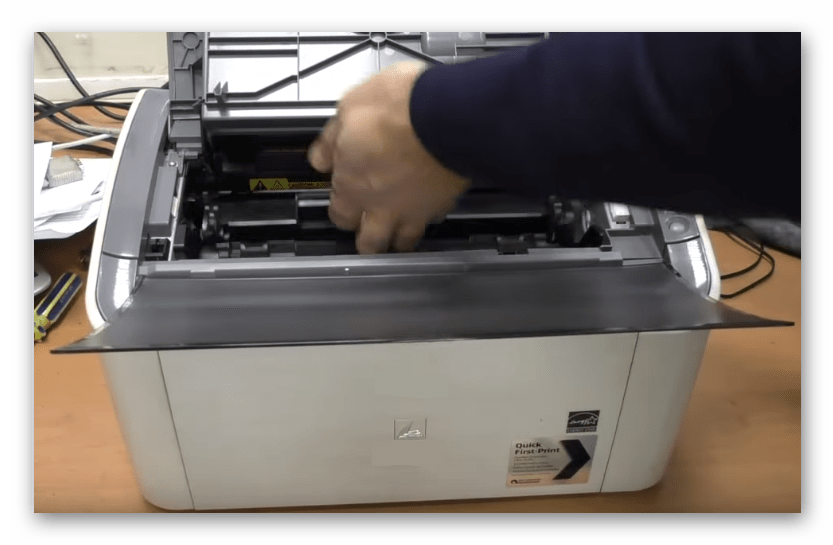 Снятие лазерного картриджа с принтера компании HP