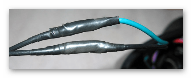 Использование изоленты для скрепления проводов от адаптера и батареи