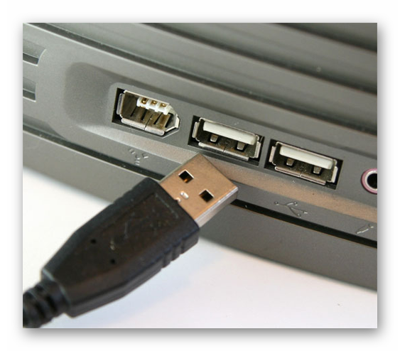 Процесс подключению USB кабеля к USB разъему на ноутбуке