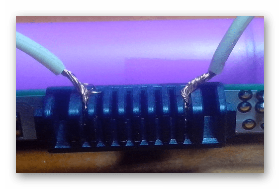 Успешно подключенные проводки к раскрытой батареи от ноутбука