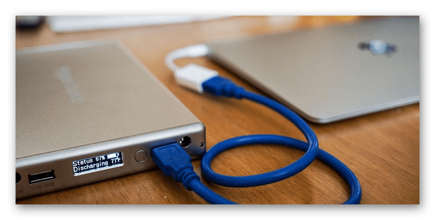 Успешно подключенный Power Bank к ноутбуку для зарядки