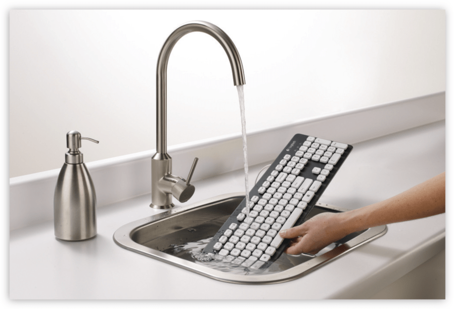мытье клавиатуры под водой