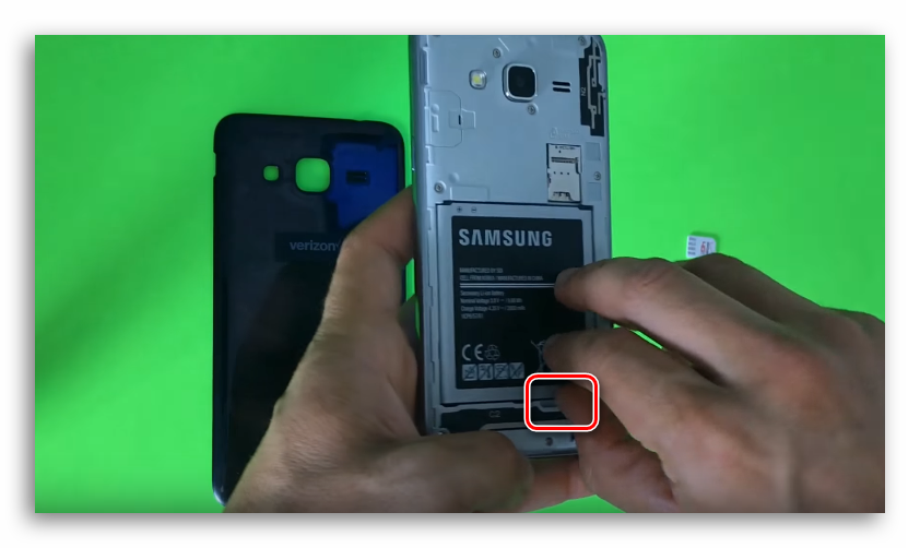 Изъятие батареи из смартфона Самсунг J3