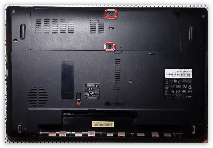 Откручивание винтов на крышке отсека для диска и памяти на ноутбуке Acer Aspire 5253
