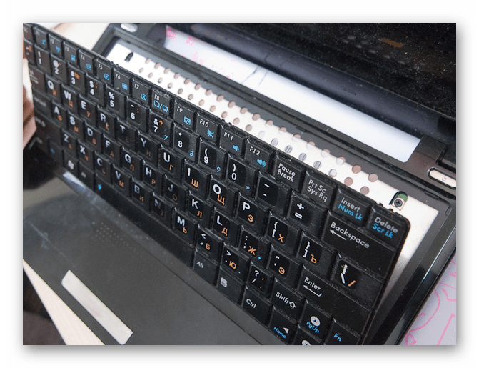 Процесс извлечения клавиатуры на ноутбуке ASUS