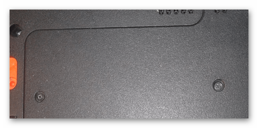 Извлечение винтов на нижней поверхности ноутбука