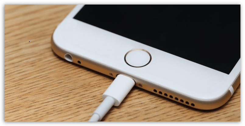 Подключенный к зарядному устройству iPhone