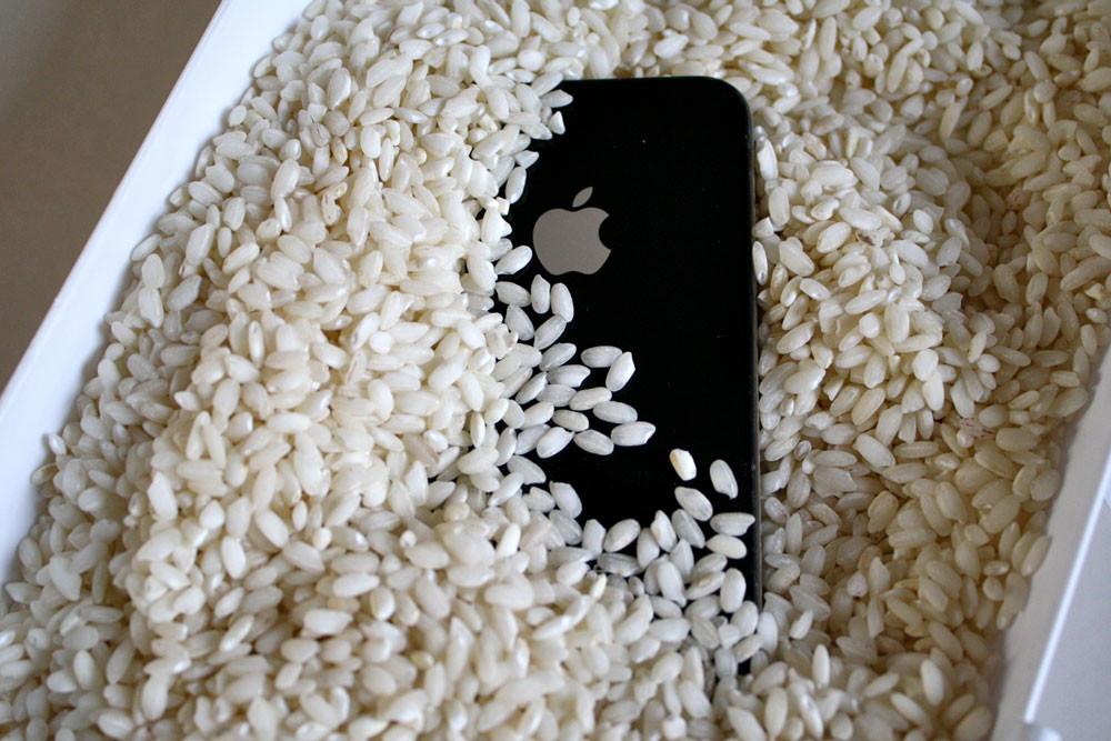 Погружение iPhone в рис