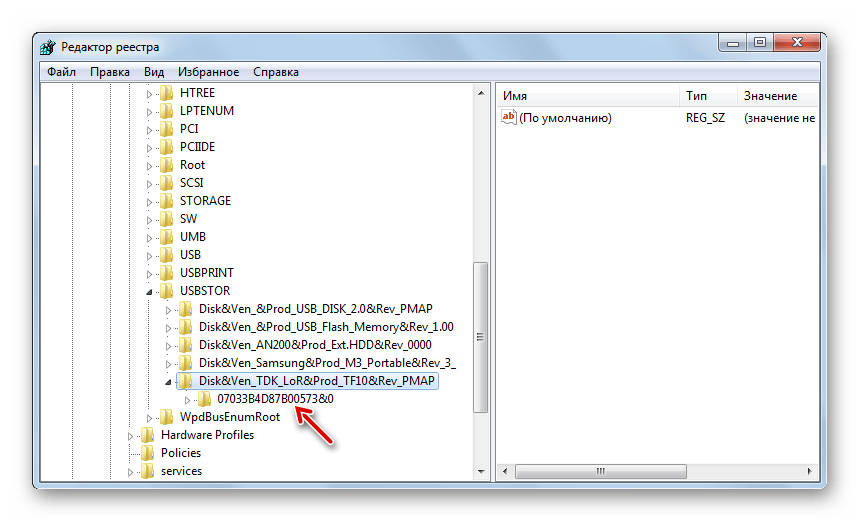 Seriynyiy nomer fleshki v okne redaktora sistemnogo reestra v Windows 7