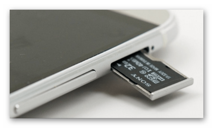 смартфон на Android и microSD карта памяти
