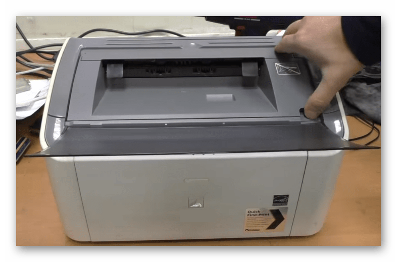 Открытие крышки лазерного принтера компании HP