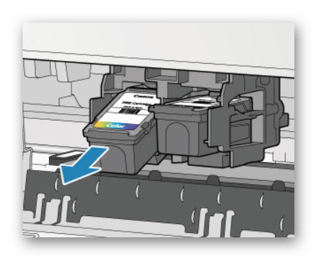 Снятие картриджа с разъема на струйном принтере компании HP