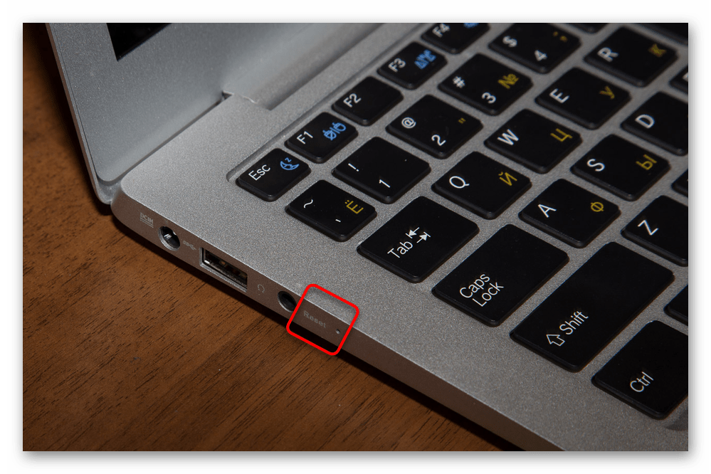Кнопка reset на боковой грани ноутбука