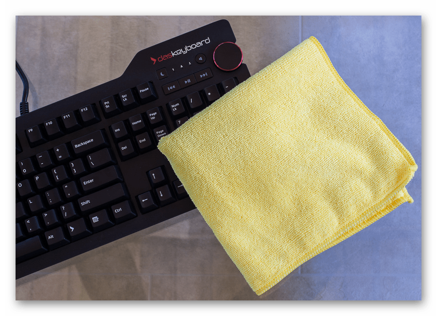Использование тряпки для чистки поверхности механической клавиатуры