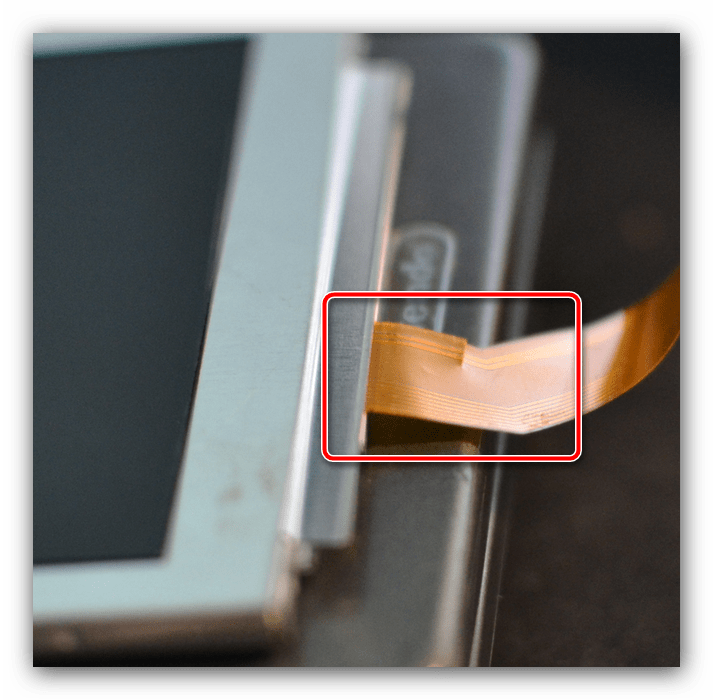 Залом шлейфа для выяснения причин по кторым не работает клавиатура в ноутбуке Samsung