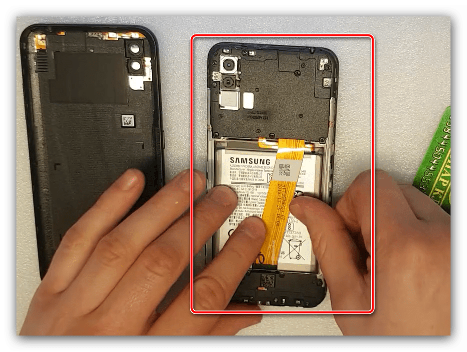 Завершение процедуры для открытия крышки на телефонах Samsung со съёмным элементом